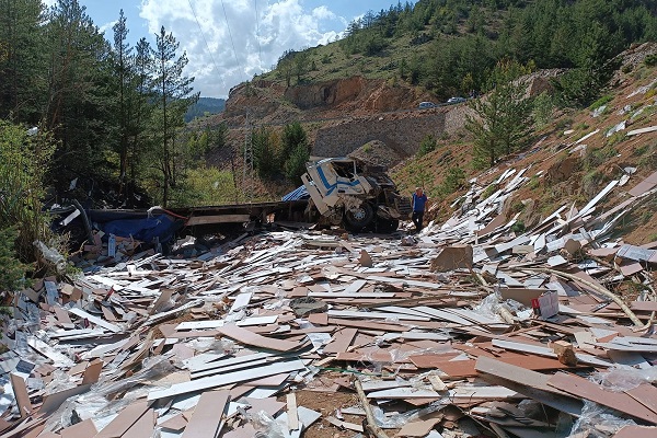 Laminant yüklü tır dereye yuvarlandı