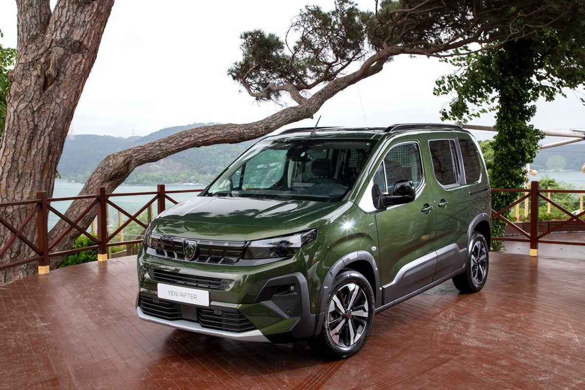 Lansman ayında segmentinin lideri oldu! Peugeot yenilenen aracıyla zirveye oynuyor! Dikkat çeken başarı!