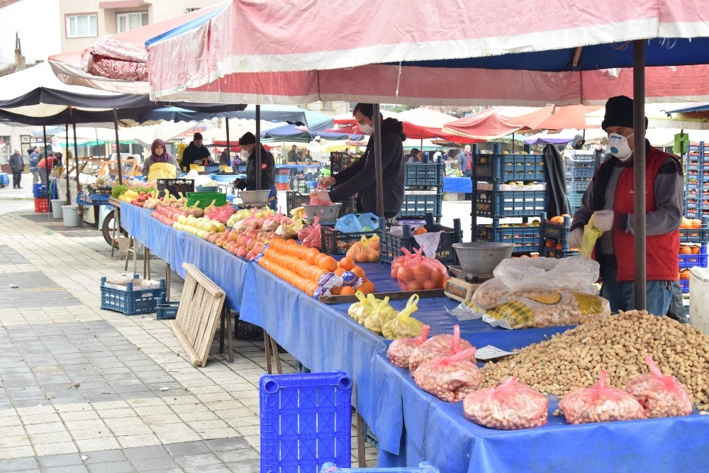 Lapseki’de pazara dışarıdan esnaf alınmadı 