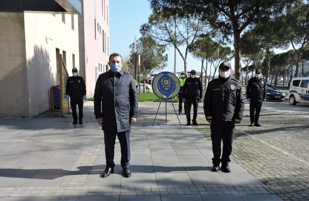 Lapseki’de sosyal mesafeli çelenk töreni 