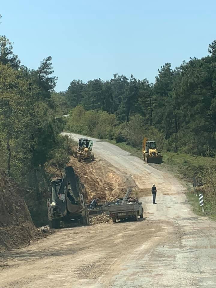 Lapseki’de yol genişletme çalışmaları 