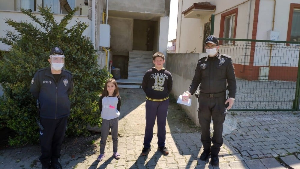 Laptop almak için biriktirdikleri parayı kampanyaya bağışladılar 