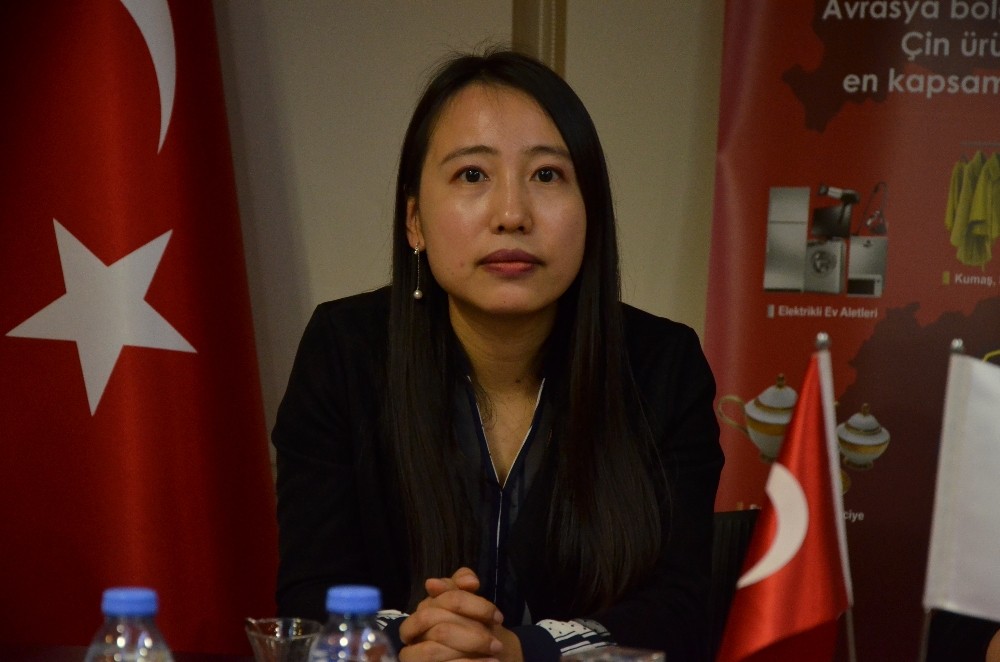 Larisa Zhou: 