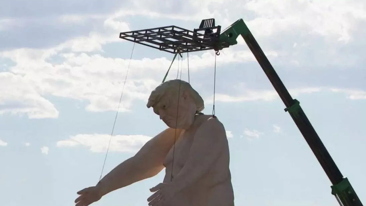 Las Vegas'taki çıplak Trump heykeli bir anda kayıplara karıştı!