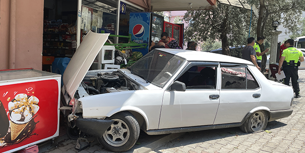 Lastiği çıkan otomobil, bakkal dükkanına girdi