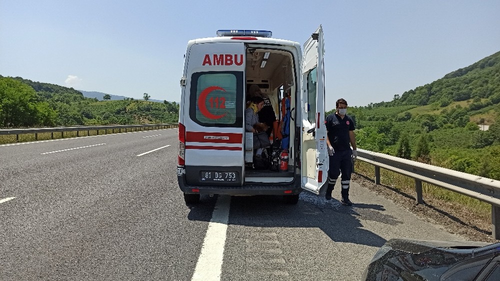 Lastiği çıkan otomobil bariyerlere çarptı;4 yaralı 