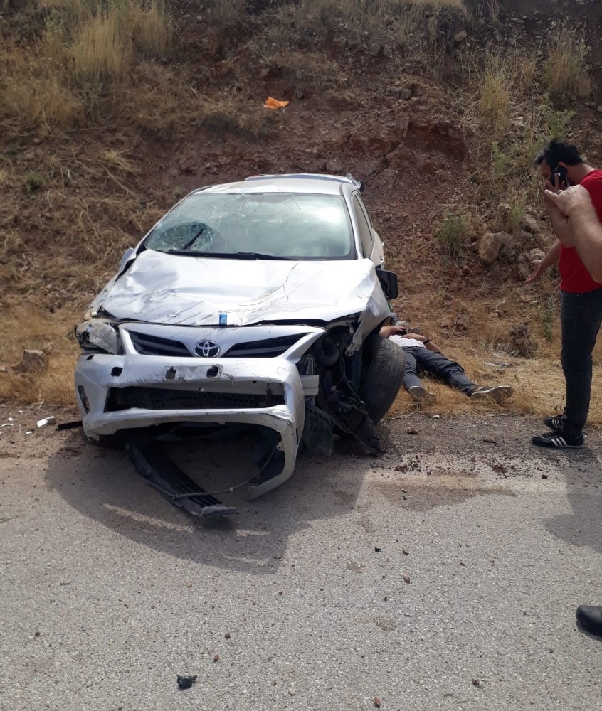 Lastiği patlayan araç şarampole yuvarlandı: 1 yaralı 