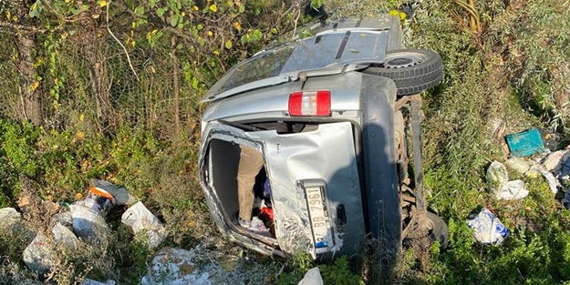Lastiği patlayan araç şarampole yuvarlandı: Yaralılar var