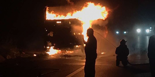 Lastiği patlayan hafriyat kamyonu alev aldı