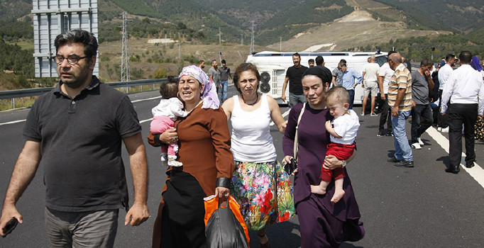 Lastiği patlayan minibüs bariyerlere çarparak devrildi: 14 kişi yaralandı