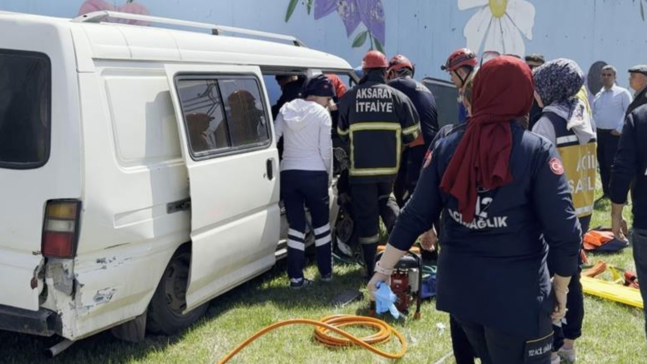 Lastiği patlayan minibüs dehşet saçtı! 5 yaralı