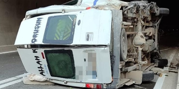 Lastiği patlayan minibüs devrildi!