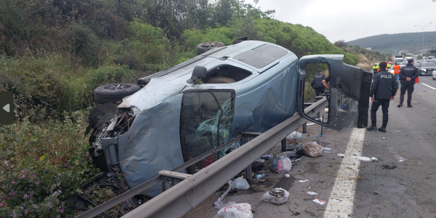 Lastiği patlayan otomobil bariyerlere çarptı