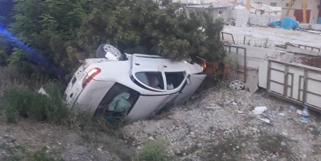 Lastiği patlayan otomobil şarampole devrildi