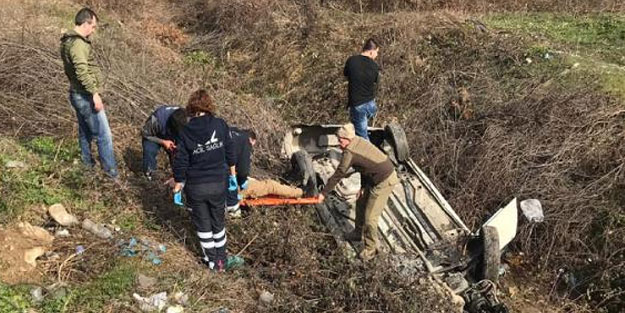 Lastiği patlayan otomobil şarampole yuvarlandı: 1'i çocuk 4 yaralı