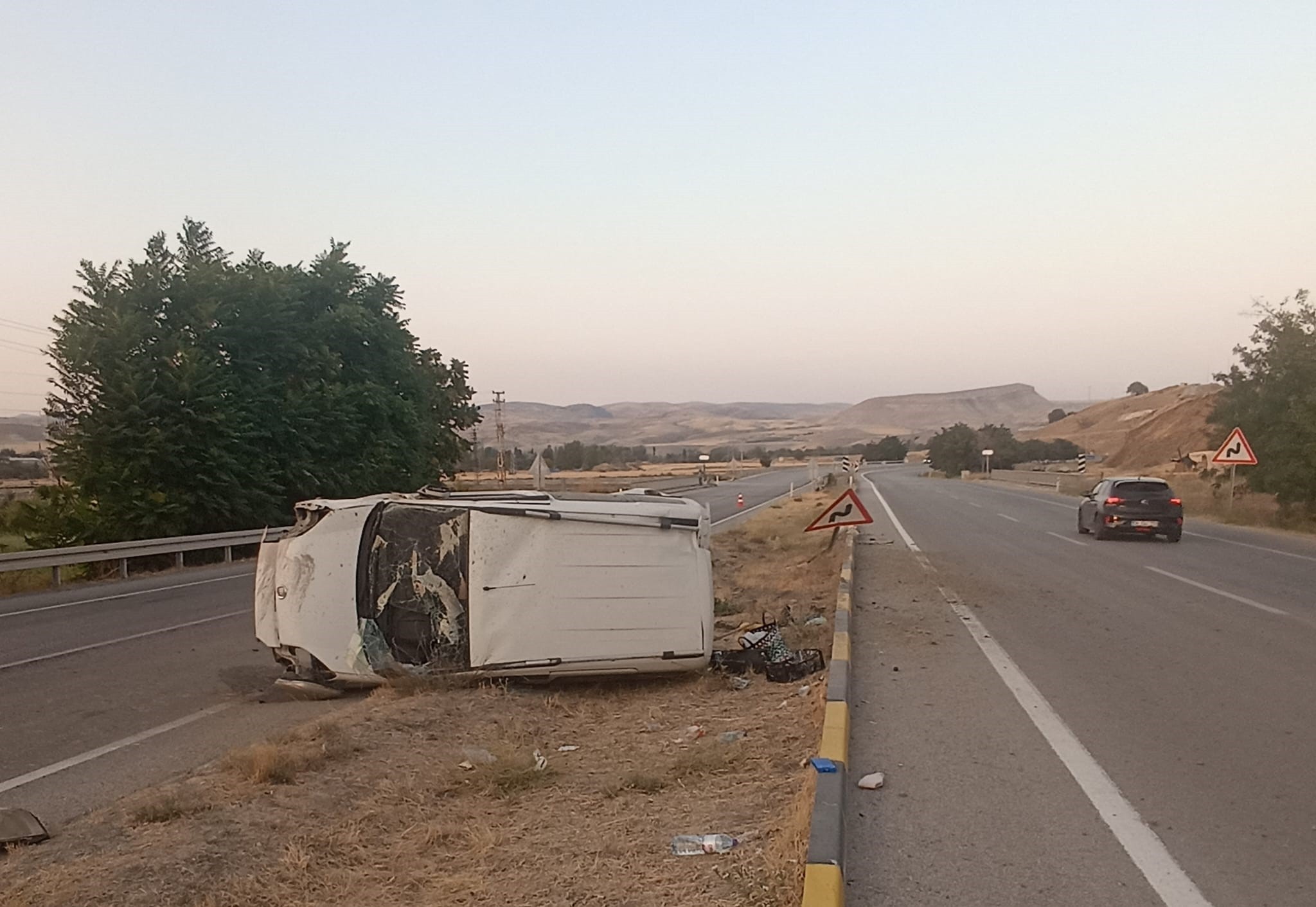 Lastiği patlayan otomobil takla attı: 2 yaralı