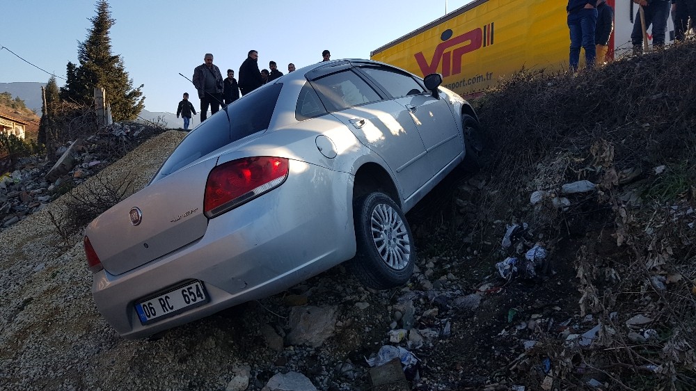 Lastiği patlayan otomobil yoldan çıktı 