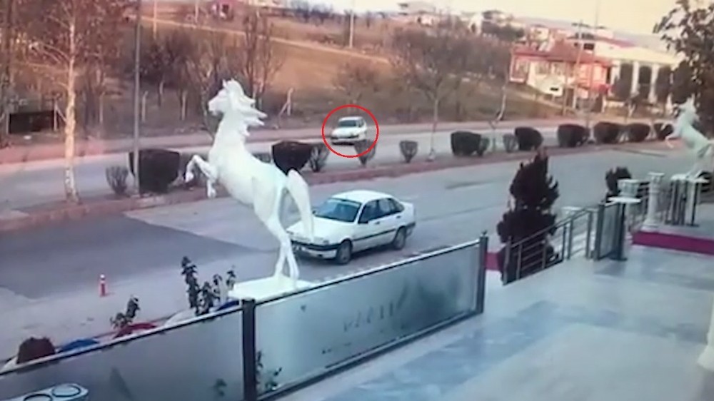 Lastiği patlayan otomobilin kaza anı kamerada 
