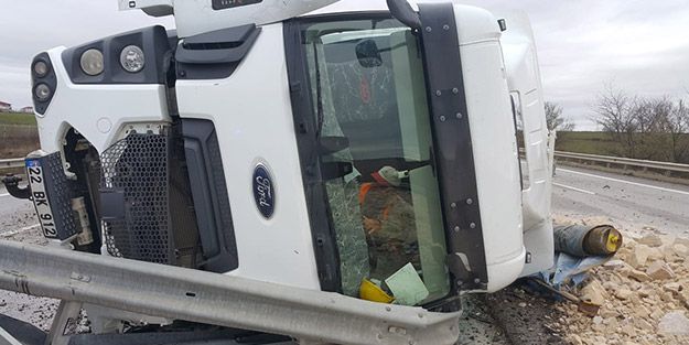 Lastiği patlayan taş yüklü kamyon dehşet saçtı