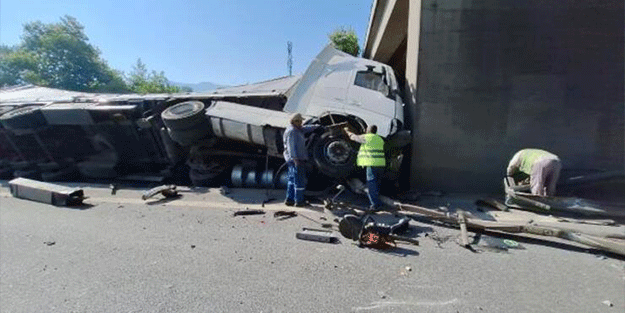 Lastiği patlayan TIR, otomobille cipe çarptı! Yolda 5 kilometrelik kuyruk oluştu