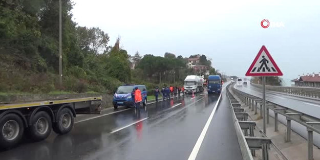 Lastiği patlayan TIR'a arkadan gelen TIR çarptı
