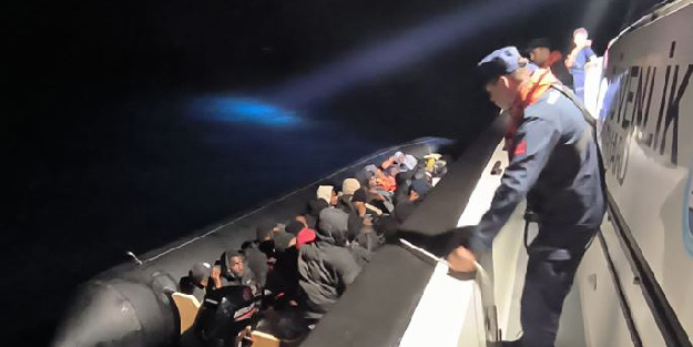 Lastik bot içerisinde yakalandılar