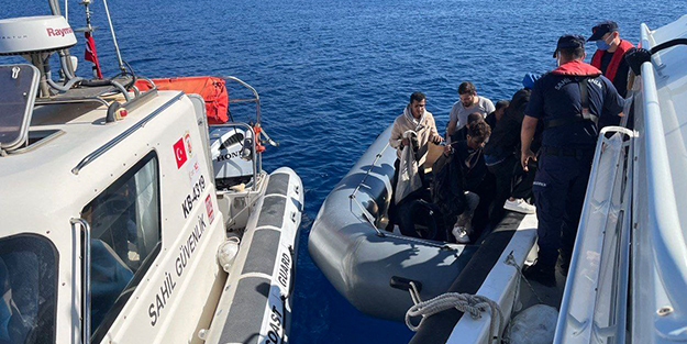 Lastik bot içerisinde yakalandılar