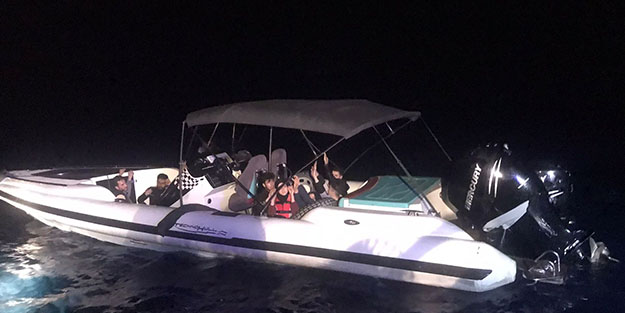 Lastik bot içerisinde yakalandılar