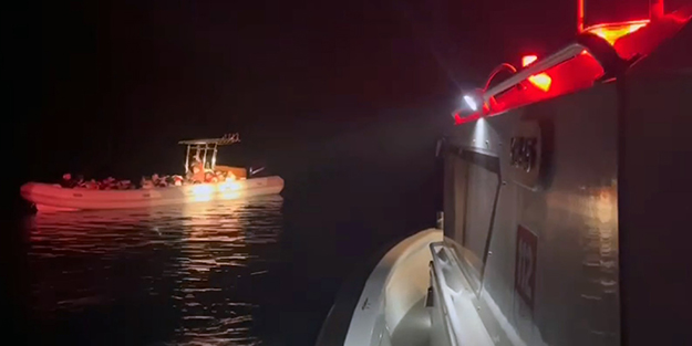 Lastik bot içerisinde Yunanistan'a geçmeye çalışırken yakalandılar