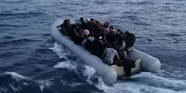 Lastik botla kaçmaya çalışan göçmenler yakalandı
