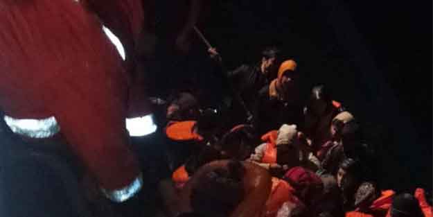 Lastik botla sürüklenen göçmenler son anda kurtarıldı