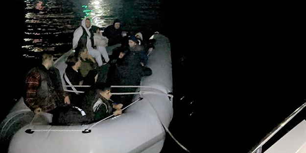 Lastik botla Yunanistan'a geçmeye çalışan göçmenler yakalandı