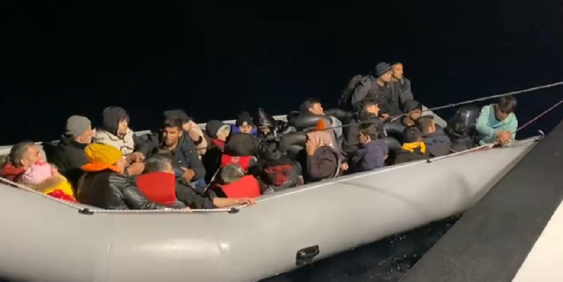 Lastik botla Yunanistan'a geçmeye çalışırken yakalandılar!