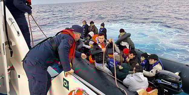 Lastik botta 17'si çocuk 37 göçmen yakalandı!