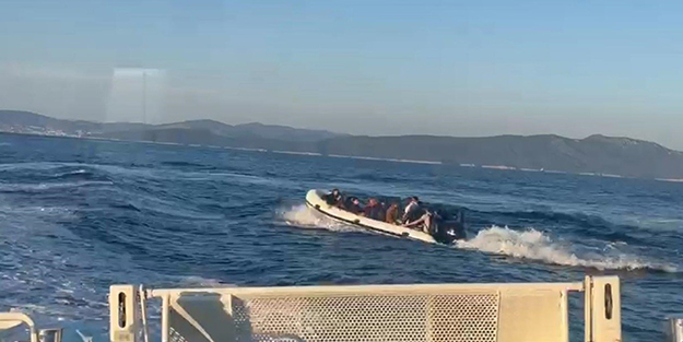 Lastik botta 1'i çocuk 20 göçmen yakalandı!