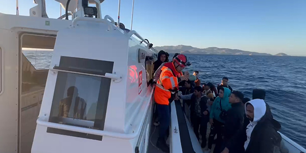 Lastik botta ölümle burun buruna gelen göçmenler kurtarıldı