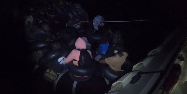 Lastik botta sürüklendiler! Düzensiz göçmenler kurtarıldı