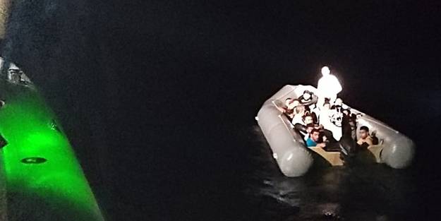 Lastik bottaki 17 sığınmacı yakalandı