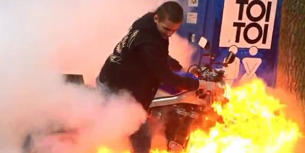 Lastik yakayım derken motoru yaktı / VİDEO