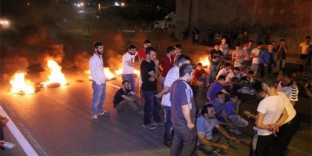 Lastik yakıp karayolunu trafiğe kapattılar