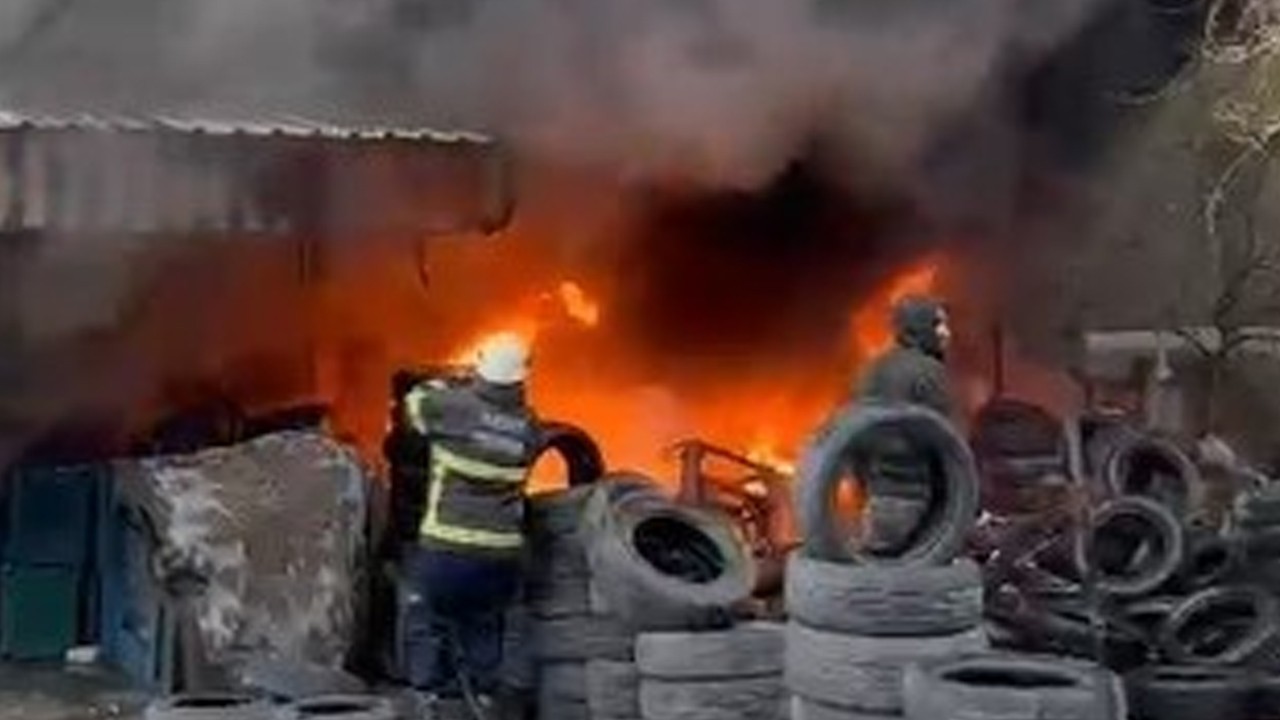 Lastikçi dükkanı alev alev yandı! O anlar kamerada