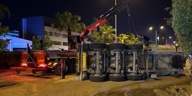 Lastikleri patlayan hafriyat kamyonunun dorsesi devrildi