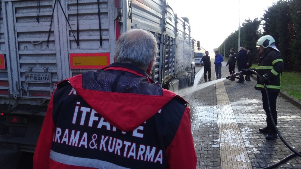 Lastikleri tutuşan tırın yanmasını itfaiye önledi 