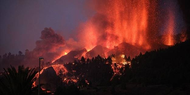 Lavlar 58 günde 2600'den fazla binayı yaktı