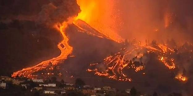 Lavlar onlarca evi yuttu!