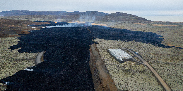 Lavlar yerleşim yerlerini küle çevirmişti! Havadan görüntülenen manzara ürküttü