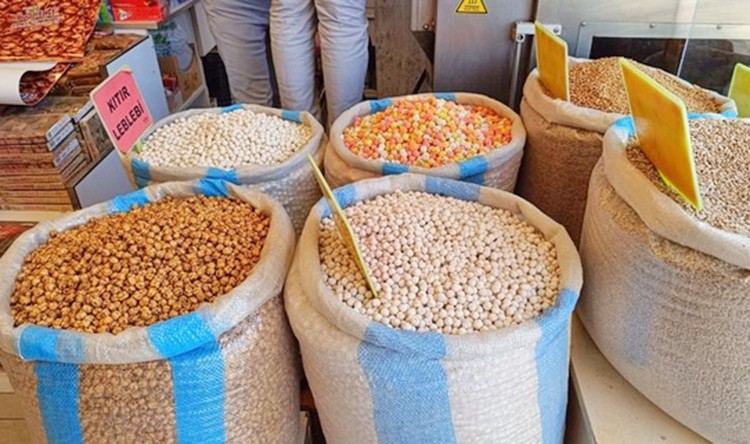 Leblebisiyle ünlü Çorum’da üretici memnun: Kamyonlar dolusu nohut tohumu dağıtıldı