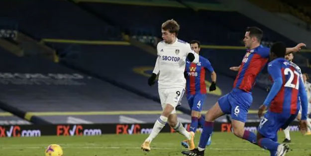 Leeds United, Crystal Palace engelini rahat geçti