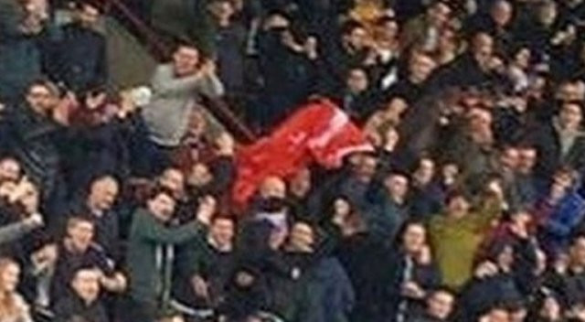 Leeds United maçında Türk bayrağı açılınca...