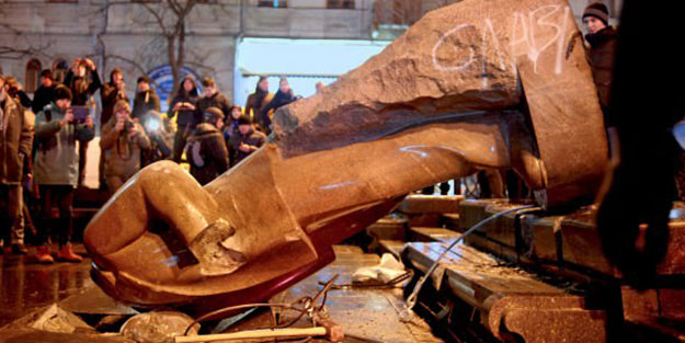 Lenin’i devirdiler